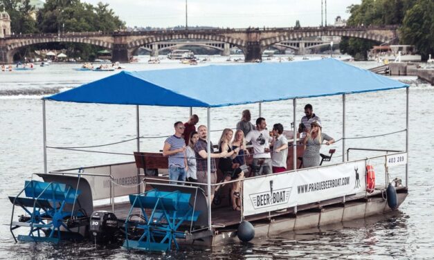 Beerboat: Pivní projížďka šlapadlem na Vltavě